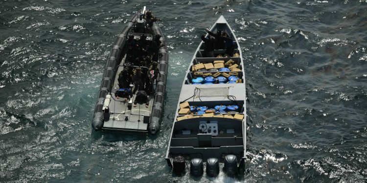 El HNLMS Groningen intercepta casi 3 toneladas de cocaína tras una persecución táctica