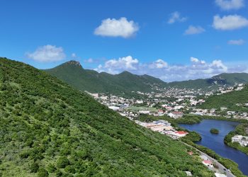 Preservación de las colinas verdes de Sint Maarten con la Política de laderas