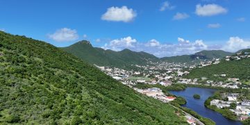 Preservación de las colinas verdes de Sint Maarten con la Política de laderas