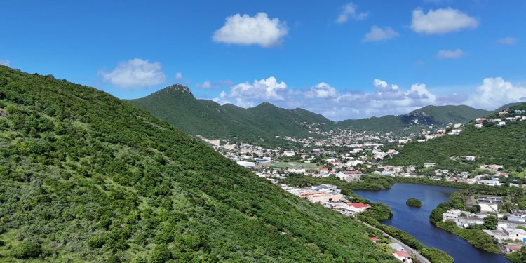 Preservación de las colinas verdes de Sint Maarten con la Política de laderas