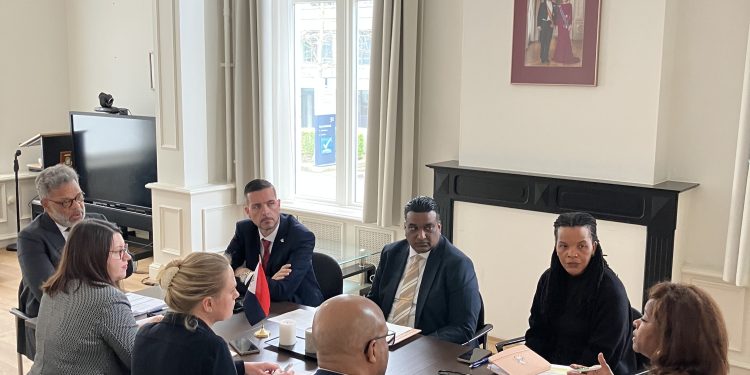 El PM Dr. Luc Mercelina, se involucra con la Ministra Plenipotenciaria y el Equipo del Gabinete en La Haya