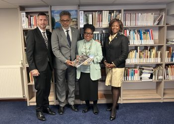 El Primer Ministro Dr. Luc Mercelina dona libros de Sint Maarten a la Biblioteca del Ministro Plenipotenciario de Curaçao