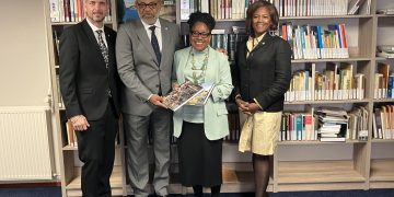 El Primer Ministro Dr. Luc Mercelina dona libros de Sint Maarten a la Biblioteca del Ministro Plenipotenciario de Curaçao