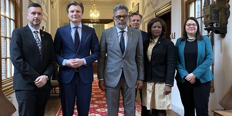 El PM Dr. Luc Mercelina, se reúne con el Ministro de Defensa neerlandés, Ruben Brekelmans, para fortalecer la cooperación en materia de seguridad del Reino