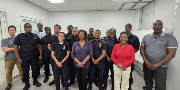 Capacitación exitosa sobre fraude de identidad y reconocimiento de documentos impartida por KMar