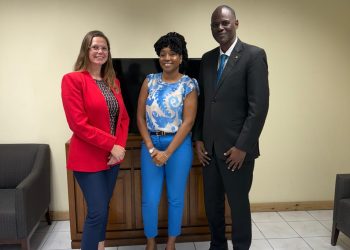 El Ministro de VSA, Richinel Brug, se reúne con la Dra. Tasheena Thomas-Maccow para abordar los desafíos en Turning Point