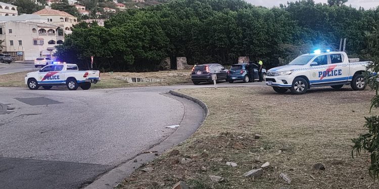 El KPSM fortalece la aplicación de las normas de tránsito y seguridad en Cay Hill y Belair