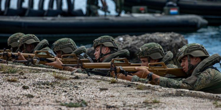 Los participantes del entrenamiento para convertirse en soldados del Caribe comienzan los ejercicios finales en Curaçao