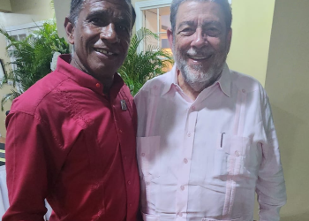 El PM Ralph Gonsalves elogia a la delegación de Bonaire por su valentía y dedicación en la 12.ª Conferencia Anual Garífuna en la UWI SVG