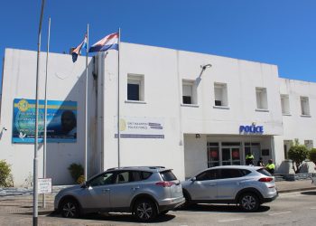 Delegación evalúa el progreso de las reparaciones de las celdas Policiales en Philipsburg