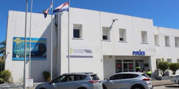 Delegación evalúa el progreso de las reparaciones de las celdas Policiales en Philipsburg