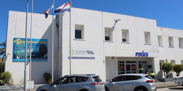 Delegación evalúa el progreso de las reparaciones de las celdas Policiales en Philipsburg