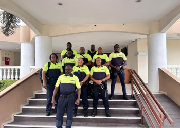 Oficiales del KPSM apoyan las elecciones Parlamentarias de Curaçao como parte de la cooperación regional