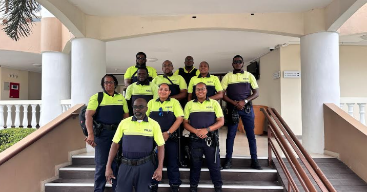 Oficiales del KPSM apoyan las elecciones Parlamentarias de Curaçao como parte de la cooperación regional