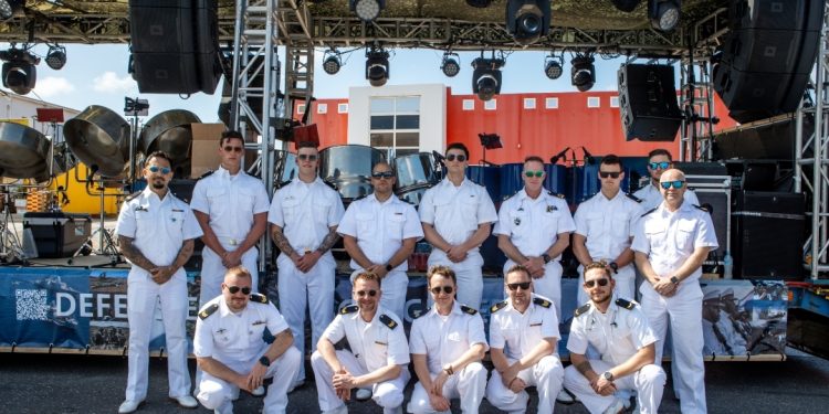 Defense hace su debut en el desfile de Carnaval en Curaçao