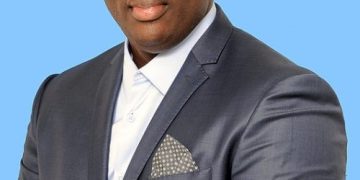 El Parlamentario Lyndon Lewis participa en debates sobre el Estudio de Evaluación de la Educación Basada en Fundamentos (EBC).