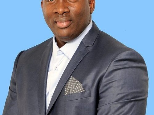 El Parlamentario Lyndon Lewis participa en debates sobre el Estudio de Evaluación de la Educación Basada en Fundamentos (EBC).