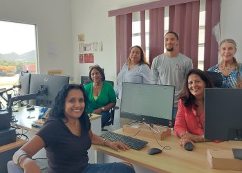 La organización benéfica Island Gems dona computadoras a la Brigada Juvenil