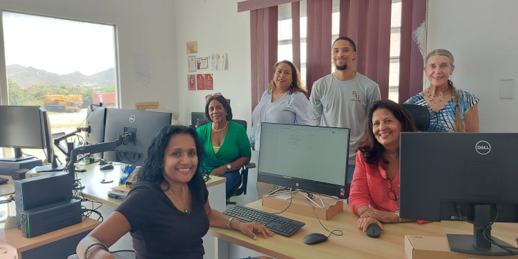 La organización benéfica Island Gems dona computadoras a la Brigada Juvenil