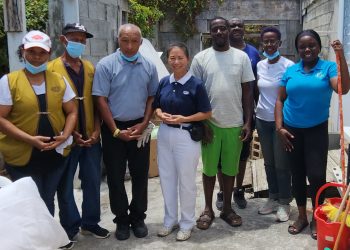 Tzu Chi y Líderes por el Cambio ayudan a una pareja de ancianos con comidas y limpieza de emergencia