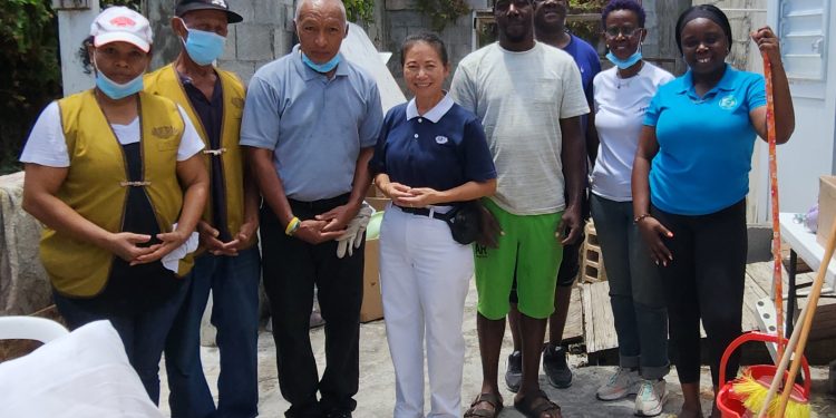 Tzu Chi y Líderes por el Cambio ayudan a una pareja de ancianos con comidas y limpieza de emergencia