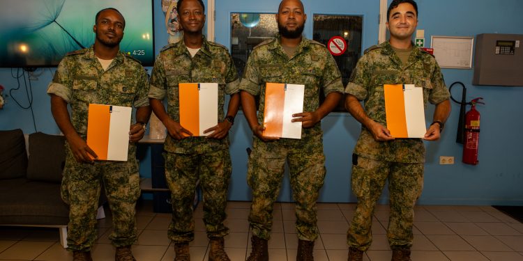 Cuatro instructores caribeños reciben la insignia de certificación “Het Uiltje”
