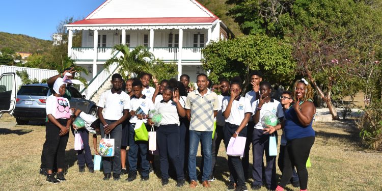 “Explora la Biblioteca – Promoción de Libros para la Pascua 2025” en la Biblioteca de Sint Maarten, organizado por una becaria de PKL/PBL de MPC