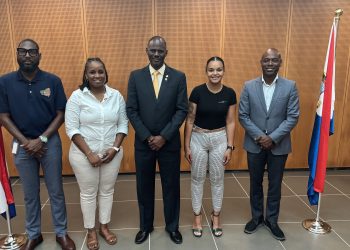 El servicio de apoyo del Espectro se reúne con el Ministro de VSA para discutir el apoyo colaborativo para la concientización sobre el autismo