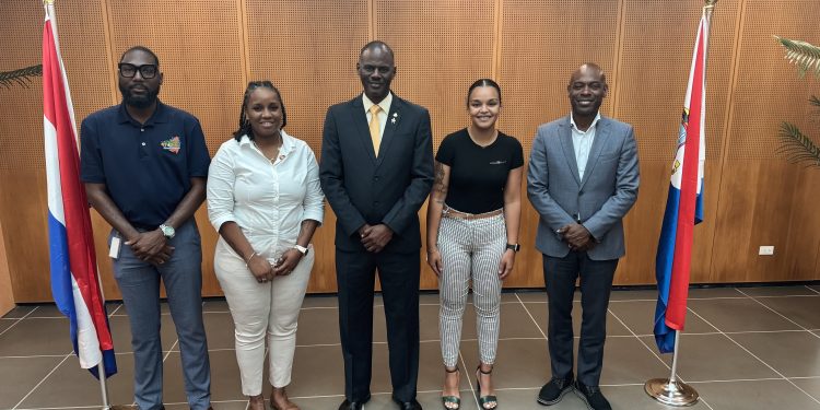 El servicio de apoyo del Espectro se reúne con el Ministro de VSA para discutir el apoyo colaborativo para la concientización sobre el autismo