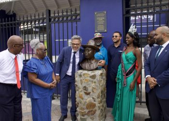 Se inauguró la estatua de Jocelyn Arndell en el Festival Village