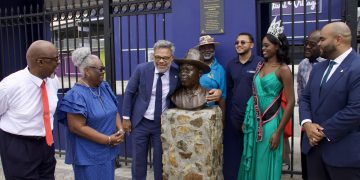 Se inauguró la estatua de Jocelyn Arndell en el Festival Village