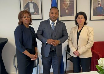 La Ministra Plenipotenciaria Arrindell firma el libro de condolencias en la Embajada de la República Dominicana en La Haya