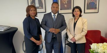 La Ministra Plenipotenciaria Arrindell firma el libro de condolencias en la Embajada de la República Dominicana en La Haya