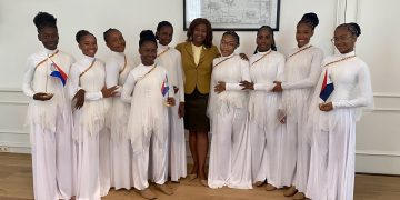 La Ministra Plenipotenciaria Arrindell recibe a miembros de la Academia Dimensiones de la Danza y las Artes