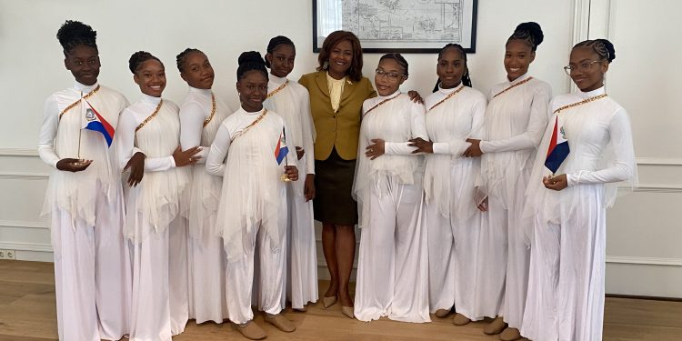 La Ministra Plenipotenciaria Arrindell recibe a miembros de la Academia Dimensiones de la Danza y las Artes