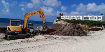 El Ministerio de VROMI responde a la emergencia de sargazo con operaciones de limpieza en toda la isla