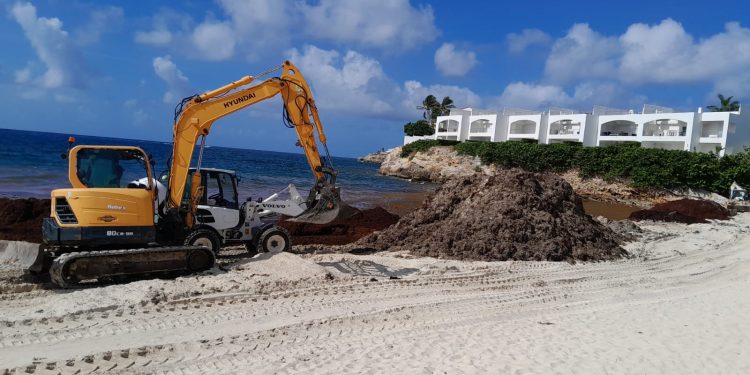 El Ministerio de VROMI responde a la emergencia de sargazo con operaciones de limpieza en toda la isla