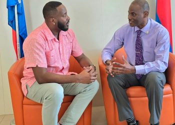 El Parlamentario Lewis: Colaboración para Fortalecer las Operaciones del Ministerio