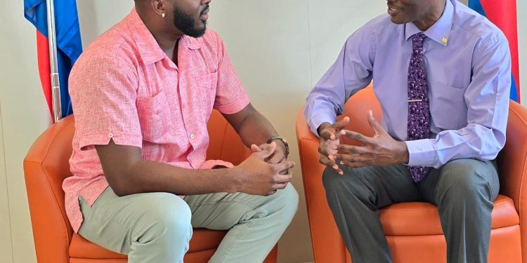 El Parlamentario Lewis: Colaboración para Fortalecer las Operaciones del Ministerio