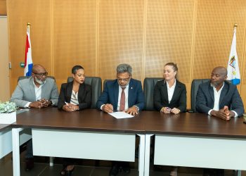 El Primer Ministro Dr. Luc Mercelina firma un acuerdo para el lanzamiento del primer sistema de alerta de emergencia por transmisión celular de Sint Maarten