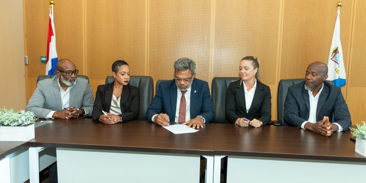 El Primer Ministro Dr. Luc Mercelina firma un acuerdo para el lanzamiento del primer sistema de alerta de emergencia por transmisión celular de Sint Maarten