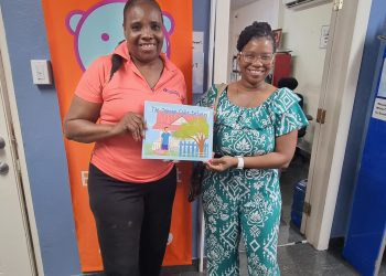 La maestra Greta dona “The Johnny Cake Delivery”, que fusiona la cultura de St. Maarten con el aprendizaje lúdico, a la comunidad