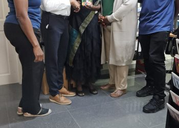 “Cómo llegar al Puente” donado a la Biblioteca de Sint Maarten