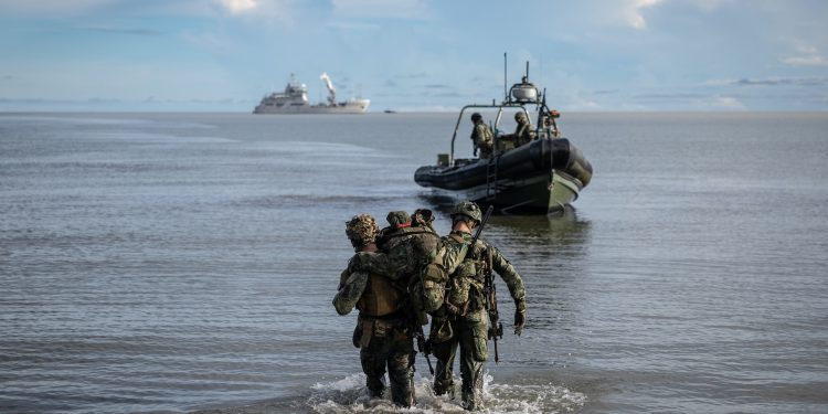 Infantes de Marina y Armadas de Holanda y Colombia se entrenan juntos en Colombia