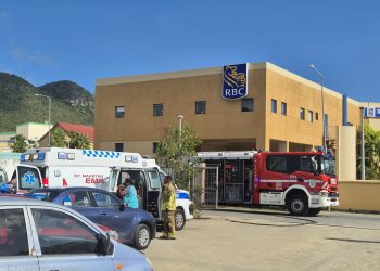 Dos personas resultan heridas en incendio en el estacionamiento de la antigua oficina de correos