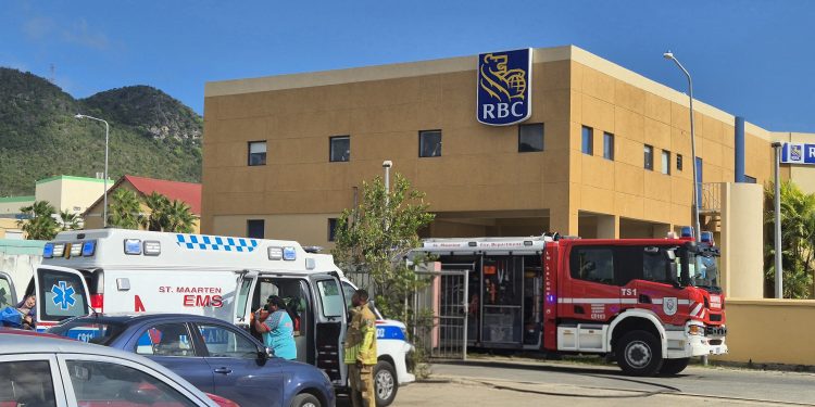 Dos personas resultan heridas en incendio en el estacionamiento de la antigua oficina de correos