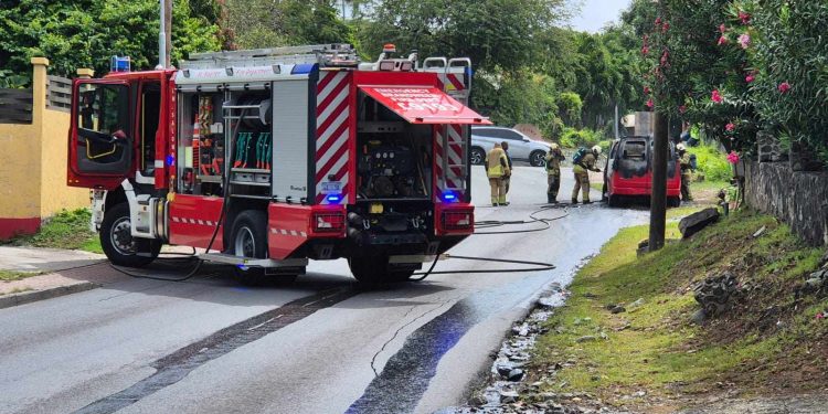 Se incendia un vehículo sin se reporte de heridos