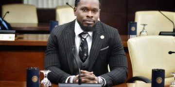 El MP Darryl York Promueve el Turismo Descentralizado como Futuro Sostenible para St. Maarten