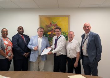 El Aeropuerto Internacional Princesa Juliana firma un acuerdo de concesión de operador de base fija (FBO) con ExecuJet