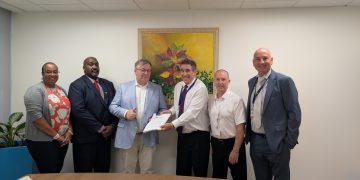 El Aeropuerto Internacional Princesa Juliana firma un acuerdo de concesión de operador de base fija (FBO) con ExecuJet